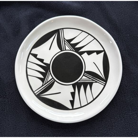 Ute Mountain Tribe Pottery White Black Decorative Handmade Signed Plate 8.5" - Picture 7 of 7